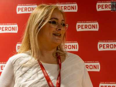 �Le bottiglie � sottolinea la direttrice dello stabilimento, Alba Corradini - dopo essere state lavate all�interno da una macchina rotante, vengono riempite di birra e poi sigillate e pastorizzate per garantirne la conservazione e sicurezza alimentare. Ne produciamo circa 50.000 all�ora�